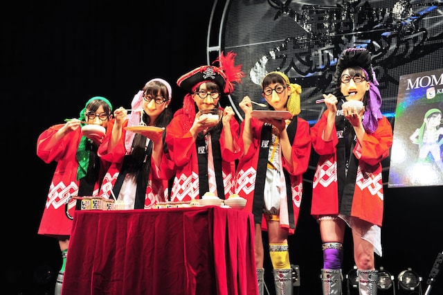 ライブ前にもかかわらず「きざみしょうが」「きざみにんにく」を使った料理をほおばる桃屋クローバーZ。