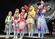 先日の「CDショップ大賞」受賞時には「次はノーベル賞が目標」と語った百田夏菜子（写真中央）だが、ノーベル賞について具体的なことはわかっておらず、賞の内容を訊かれても「ノーベルアカデミー賞……？」とちんぷんかんぷんな様子。