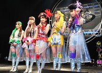 先日の「CDショップ大賞」受賞時には「次はノーベル賞が目標」と語った百田夏菜子（写真中央）だが、ノーベル賞について具体的なことはわかっておらず、賞の内容を訊かれても「ノーベルアカデミー賞……？」とちんぷんかんぷんな様子。