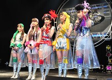 先日の「CDショップ大賞」受賞時には「次はノーベル賞が目標」と語った百田夏菜子（写真中央）だが、ノーベル賞について具体的なことはわかっておらず、賞の内容を訊かれても「ノーベルアカデミー賞……？」とちんぷんかんぷんな様子。