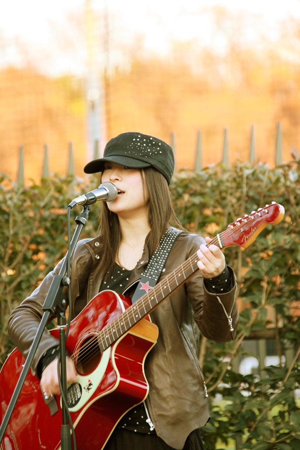 2011年12月26日、東京・代々木公園で素性を隠して路上ライブを行った北乃きい。