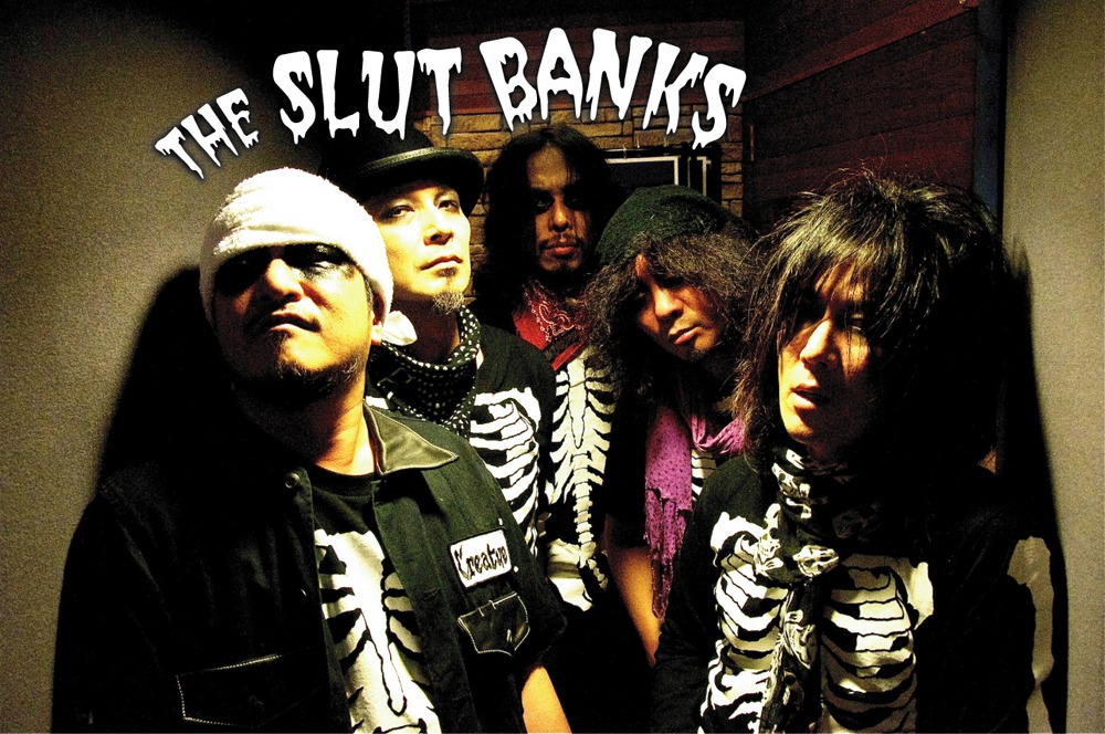 THE SLUT BANKS。中央が弐代目HONEY bee GARDENこと満園英二。