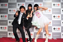 最高の笑顔でポーズを決めるバカリズム（写真左）、南波志帆（中央）、夢眠ねむ（右）。