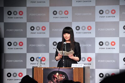 手紙にしたためた「こどなの主張」を読み上げる南波志帆。