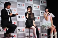 多忙ながら「南波さんのためなら」とお祝いに駆けつけたバカリズム升野（写真左）に対し「やさしい！バファリンみたいな人ですね」と南波志帆（中央）。