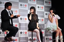 多忙ながら「南波さんのためなら」とお祝いに駆けつけたバカリズム升野（写真左）に対し「やさしい！バファリンみたいな人ですね」と南波志帆（中央）。