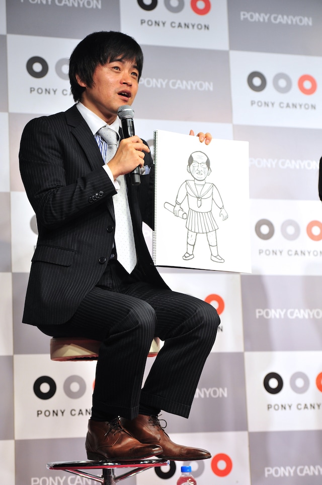 升野は自身のイラストについて「これから卒業するのか、何かから卒業した結果こうなのか、解釈は自由に委ねます」と説明。