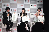 それぞれのイラストについて語り合う3人。