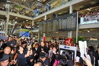 写真はメンバーがバンコクに到着したときの様子。