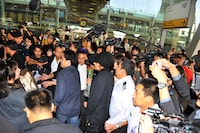 空港ではファンや報道陣の熱狂ぶりに、急遽警備員を配置する事態に。