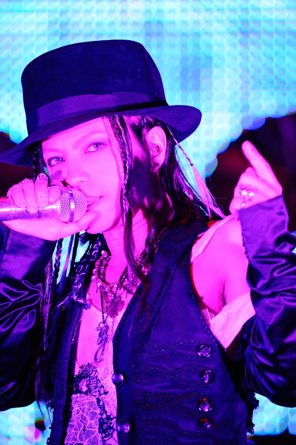 今週の人気の画像2位は「『待たせたな！』L'Arc-en-Ciel、初のタイ公演は大成功」より、hyde（Vo）。