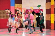 「ワニとシャンプー」をパフォーマンスするももクロと、一緒に踊りながら全力で応援する照れカワ芸人の2人。