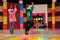 必死にジャンプしながらももクロを応援する照れカワ芸人の2人。