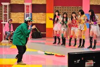 ももクロの5人の前で自己紹介にチャレンジするオードリー若林。