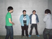 スカート（澤部渡は左から2番目）