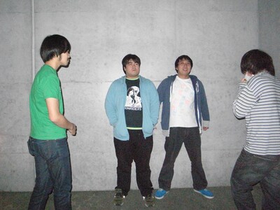 スカート（澤部渡は左から2番目）