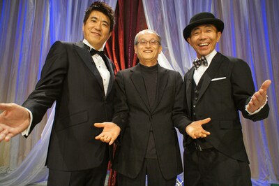 写真左から石橋貴明（とんねるず）、石田弘エグゼクティブディレクター、木梨憲武（とんねるず）。石田は「とんねるずのみなさんのおかげでした」や「MUSIC FAIR」を長年手がけている。