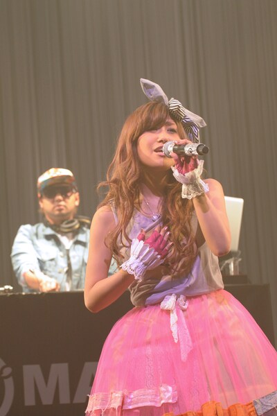 ライブ終了後には来場者全員との握手会も行われた。