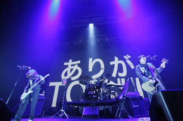 この日のステージには大型スクリーンを設置。さまざまな映像でライブを盛り上げた（photo by Tsukasa Miyoshi）。