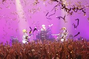 「ピーチパイ・オン・ザ・ビーチ」を演奏するPOLYSICS（photo by Tsukasa Miyoshi）。
