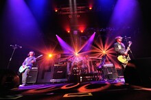 記念すべき1000本目ライブを堂々としたパフォーマンスで飾ったPOLYSICS（photo by Kazumichi Kokei）。