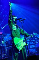 フミ（B, Syn, Vo）（photo by Kazumichi Kokei）