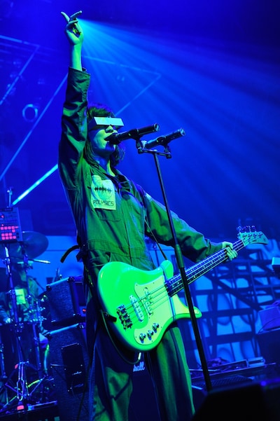 フミ（B, Syn, Vo）（photo by Kazumichi Kokei）