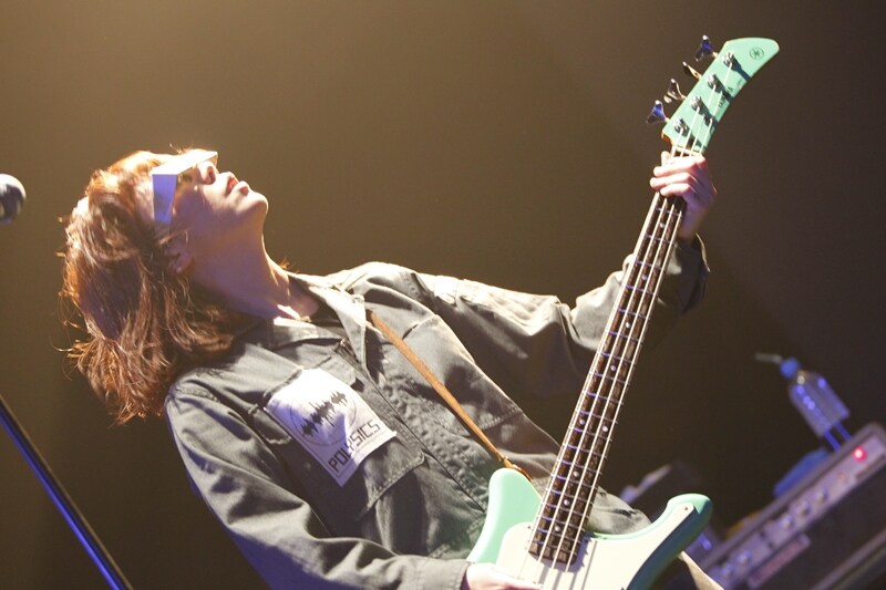 フミ（B, Syn, Vo）（photo by Tsukasa Miyoshi）