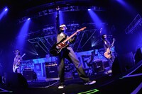 ギターヒーローばりの演奏を聴かせたヤノ（写真中央）（photo by Kazumichi Kokei）。