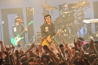 写真は3月3日のライブの模様（photo by Kazumichi Kokei）。