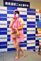 イベントは全てマッチ売りの少女の格好で回った樽美酒研二。「かわいそうな格好をしてれば本を買ってくれると思って」と戦略を語った。