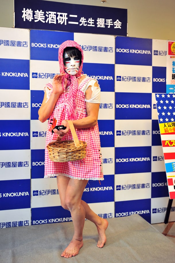 イベントは全てマッチ売りの少女の格好で回った樽美酒研二。「かわいそうな格好をしてれば本を買ってくれると思って」と戦略を語った。
