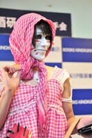 可愛らしいポーズでアピールする樽美酒研二。