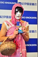 「ベスト オブ オバマブログ」を手に、イベントツアーの思い出を語る樽美酒研二。