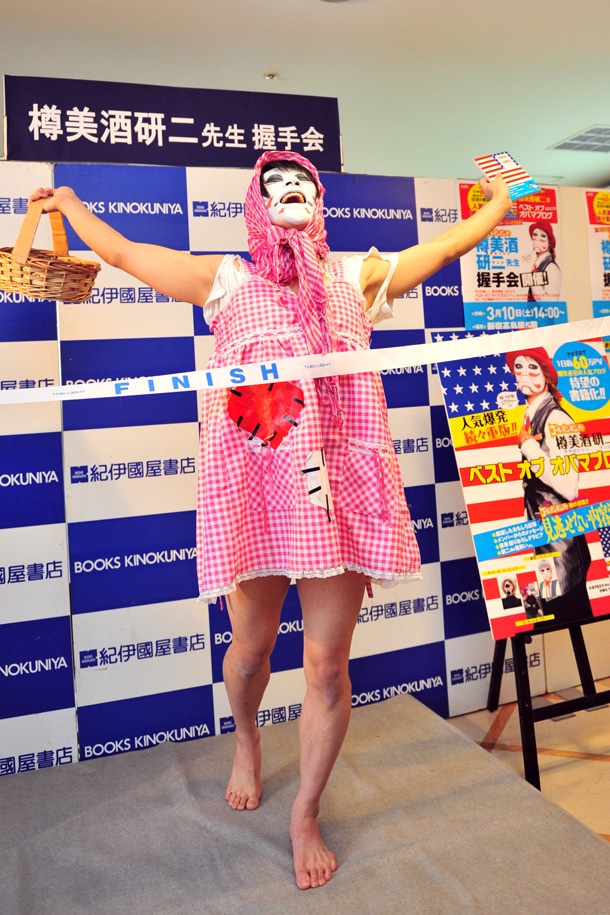さわやかにゴールテープを切る樽美酒研二。