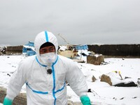 福島第一原子力発電所20km圏内に突入した長渕剛。