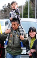 被災地を訪問した長渕剛。