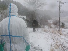 福島第一原子力発電所20km圏内に突入した長渕剛。