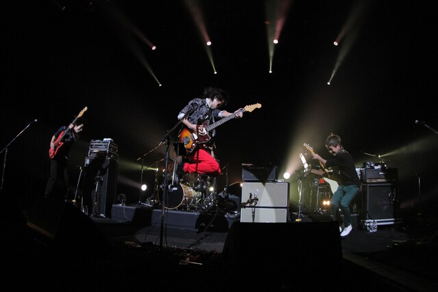 熱演の一方でMCおよびメンバー紹介コーナーは脱線気味に。光村は「バンドは成長するとMCが長くなる」と持論を述べた。