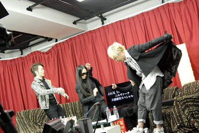 全力で「ニルヴァーナ」のPVを再現する4人。