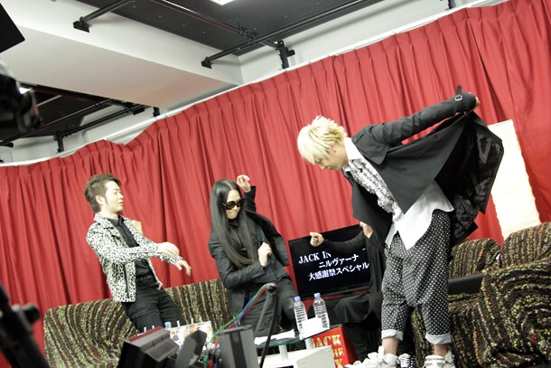 全力で「ニルヴァーナ」のPVを再現する4人。