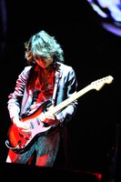 今週の人気の画像4位は「L'Arc-en-Ciel、4年ぶり上海公演！熱烈歓迎にhyde感涙」より、ken（G）。