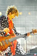 今週の人気の画像5位は「L'Arc-en-Ciel、4年ぶり上海公演！熱烈歓迎にhyde感涙」より、tetsuya（B）。