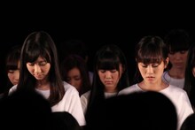 黙祷するAKB48。左から柏木由紀（チームB）、前田敦子（チームA）。