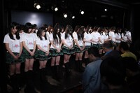 黙祷するSKE48。