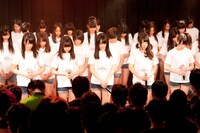 黙祷するNMB48。