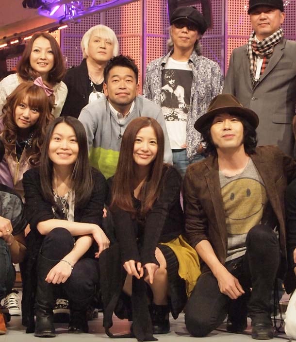 吉高由里子（写真下段中央）とLOVE PSYCHEDELICOのKUMI（左下）、NAOKI（右下）。