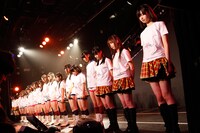 黙祷するHKT48。