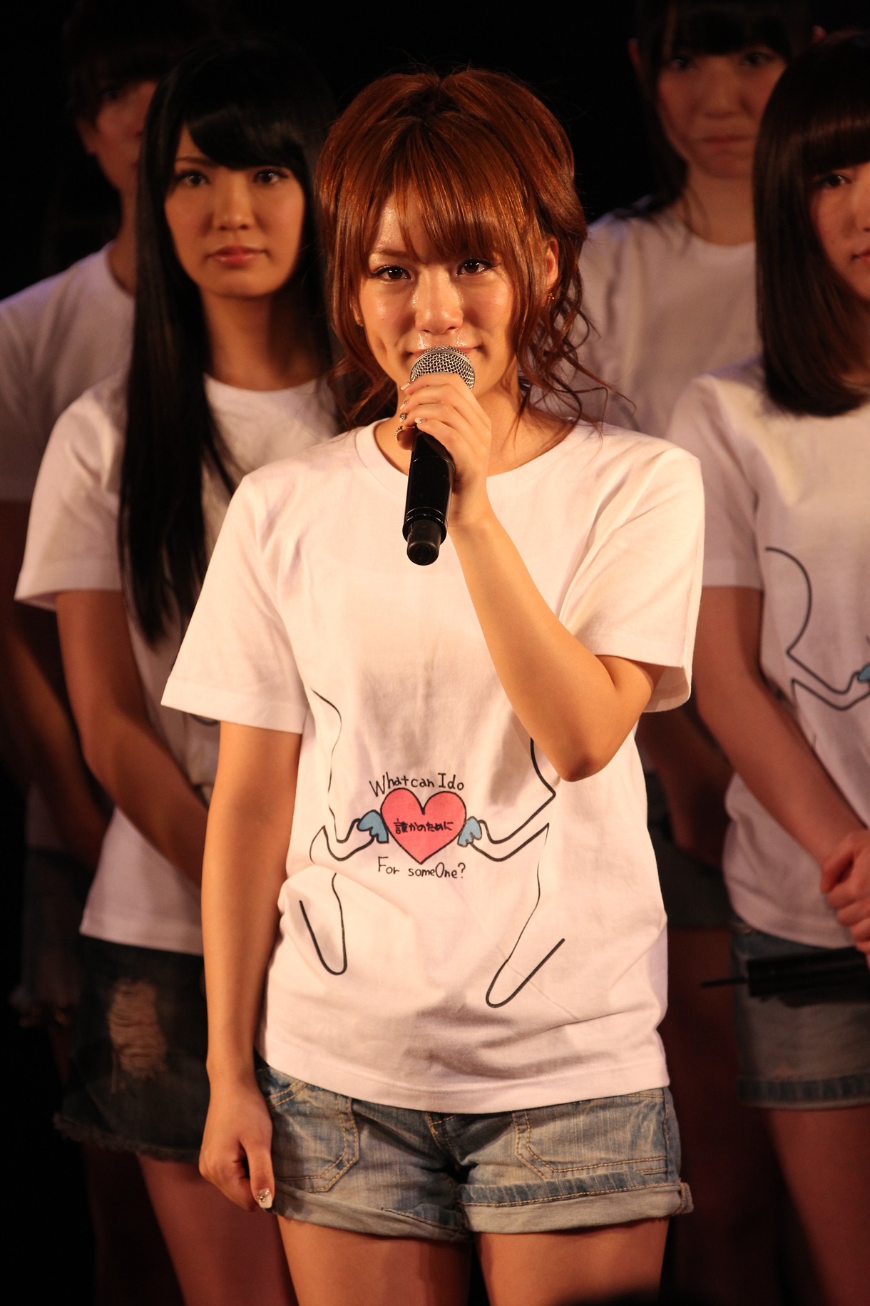 目頭を熱くしながら挨拶する高橋みなみ（チームA）。