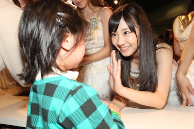 笑顔でファンと握手を交わす柏木由紀（チームB）。